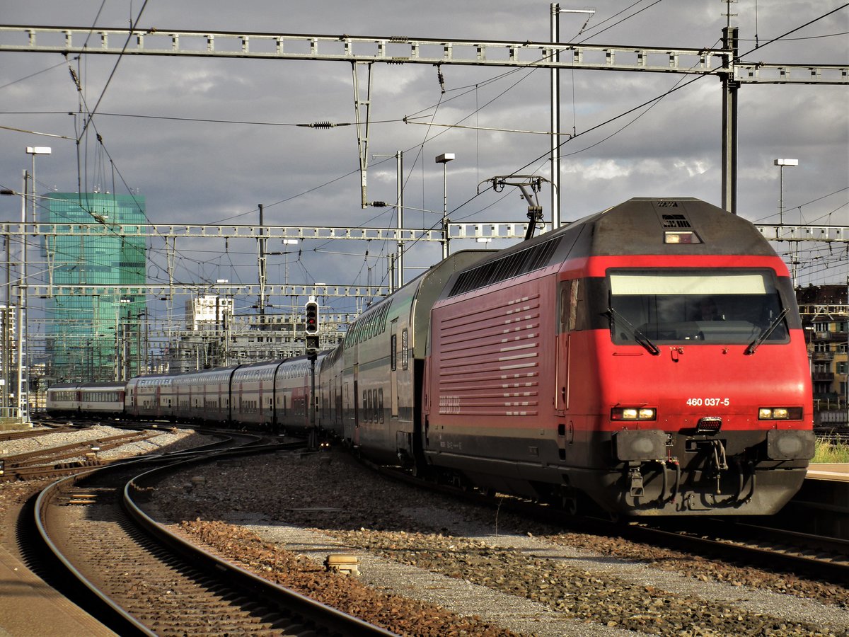 SBB Re 460 037-5  Sempacher See  kommt im Bild mit einem IC aus Luzern im HB Zürich an. 7. Juni 2017