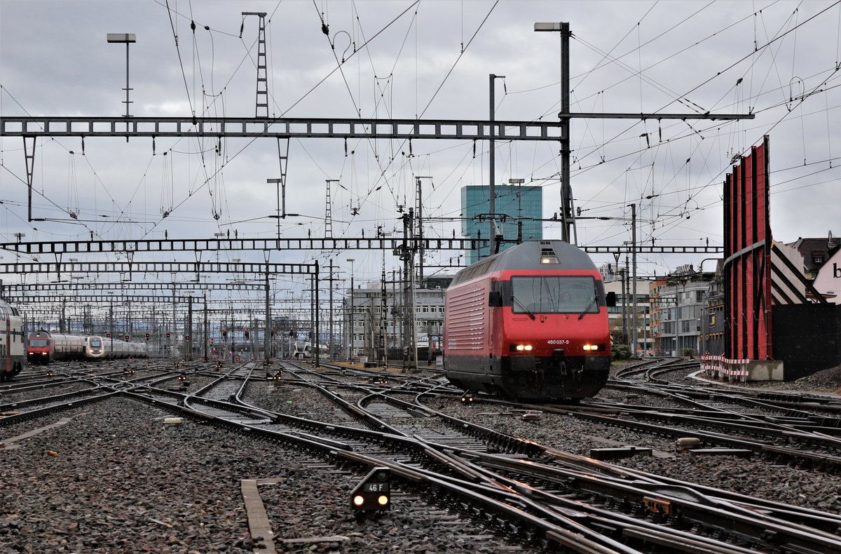 SBB Re 460 037-5  Sempacher See  unterwegs im HB Zürich. Wenn man etwas genauer hinschaut, erkennt man eine Thurbo GTW. Was der wohl mitten in Zürich herumtreibt, denn die hätten hier eigenlich nichts verloren! Donnerstag, 28. Dezember 2017