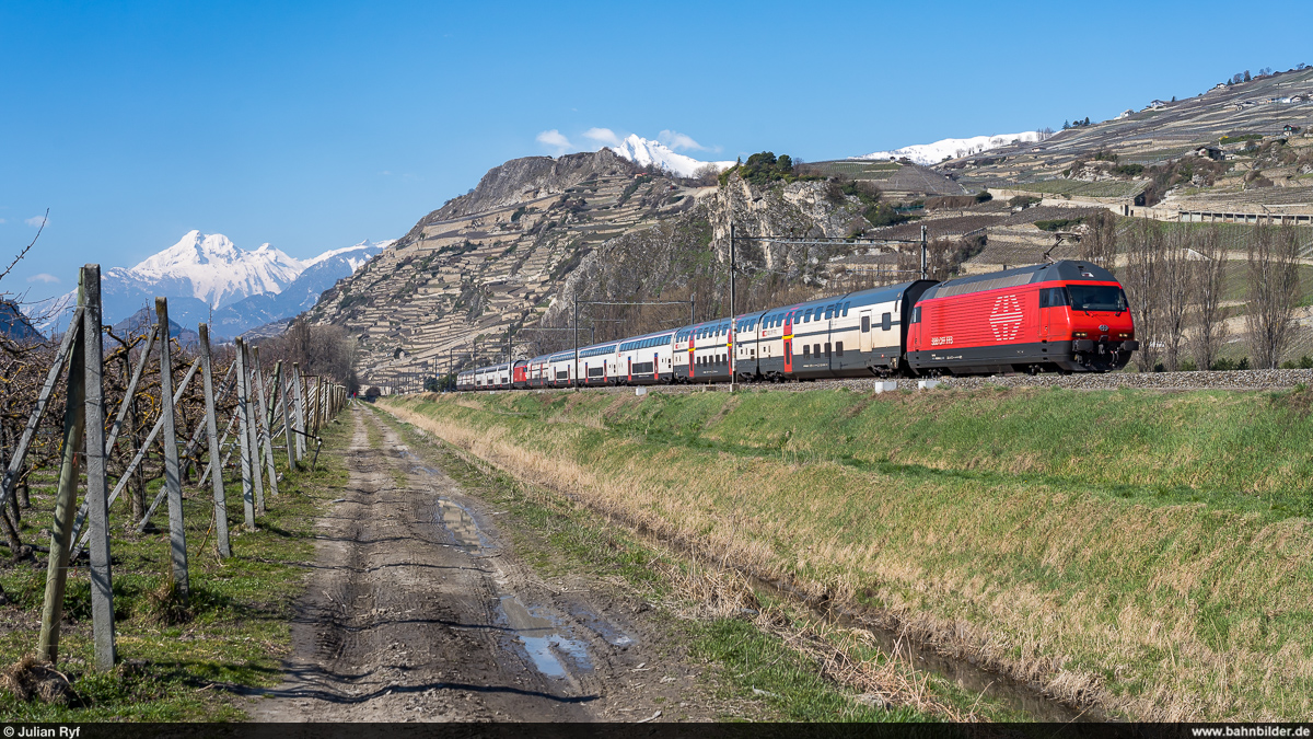 SBB Re 460 040 und Re 460 103 mit IR Genève Aéroport - Brig am 21. März 2021 zwischen Sion und Saint-Léonard.