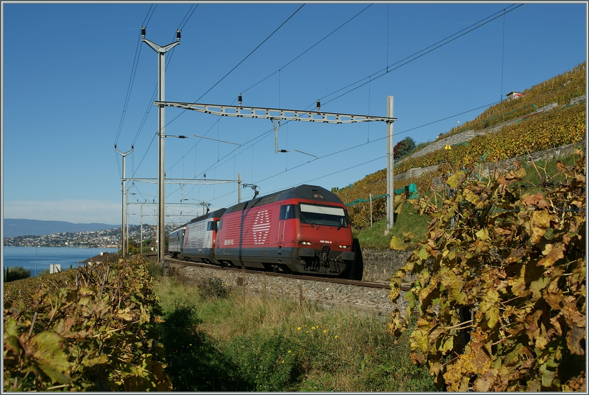 SBB Re 460 044-5 und 031-8 mit dem IR 1713 nach Brig bei Cully.
28. Oktober 2013 