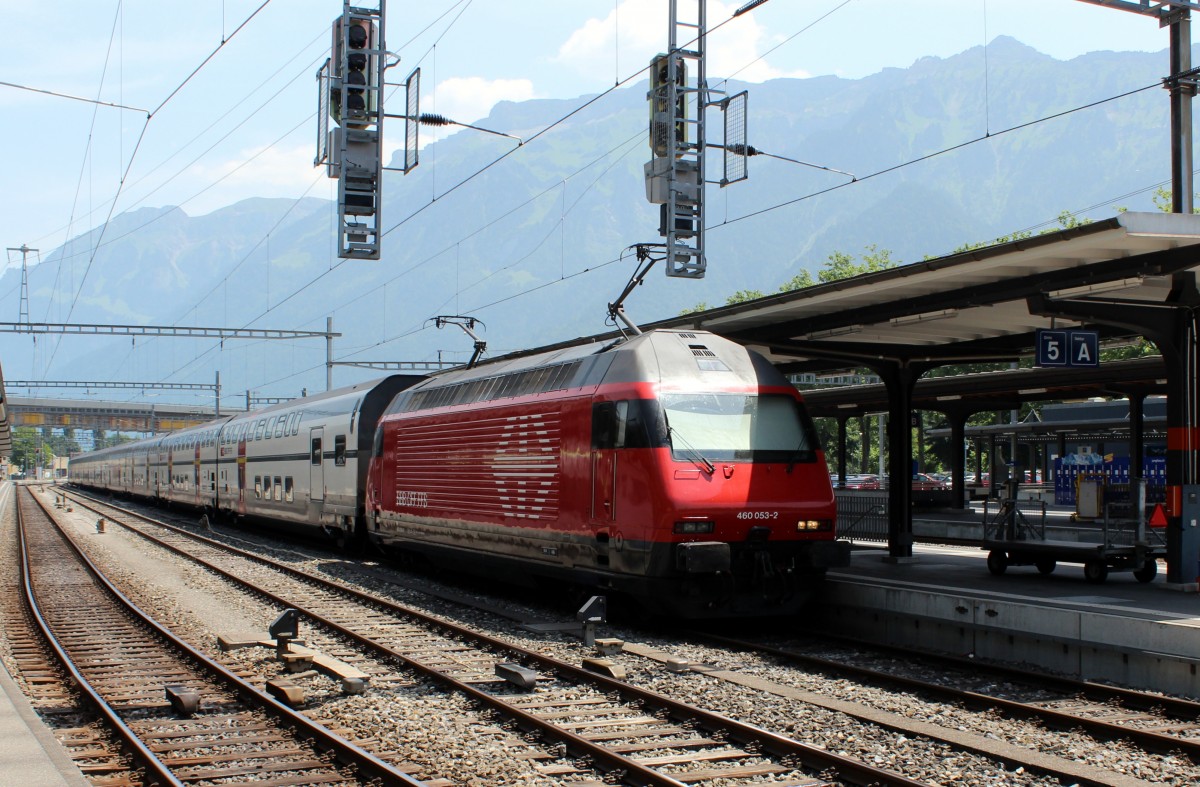 SBB Re 460 053-2 Interlaken Ost am 4. Juli 2015.