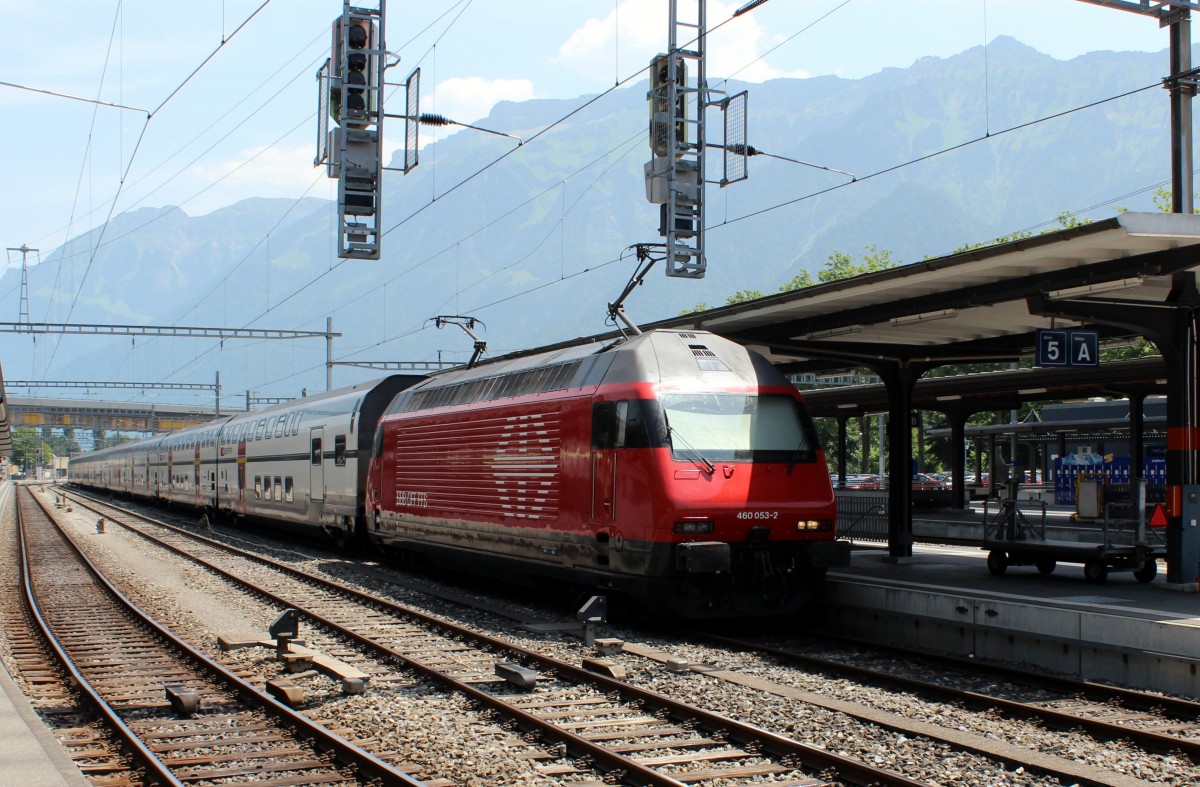 SBB Re 460 053-2 Interlaken Ost am 4. Juli 2015.