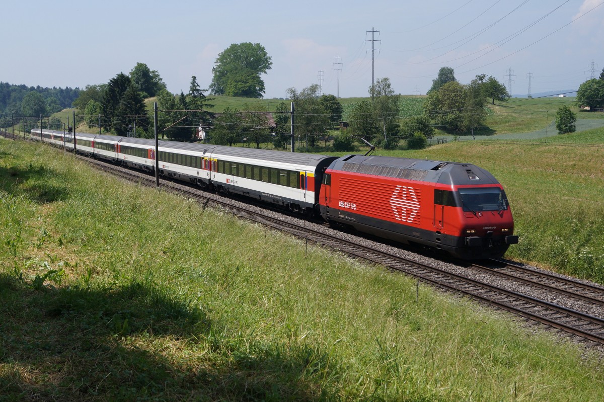 SBB: Re 460 054-0 mit um drei Wagen verstärktem IR Biel-Konstanz bei Niederbipp am 11. Juni 2015.
Foto: Walter Ruetsch