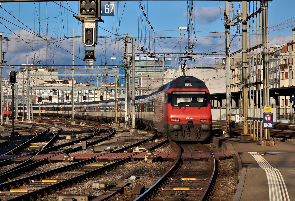 SBB Re 460 058-1  La Côte  bei der Abfahrt mit IR 90 nach Brig im Bahnhof Genève-Cornavin. Smastag, 16. Dezember 2017