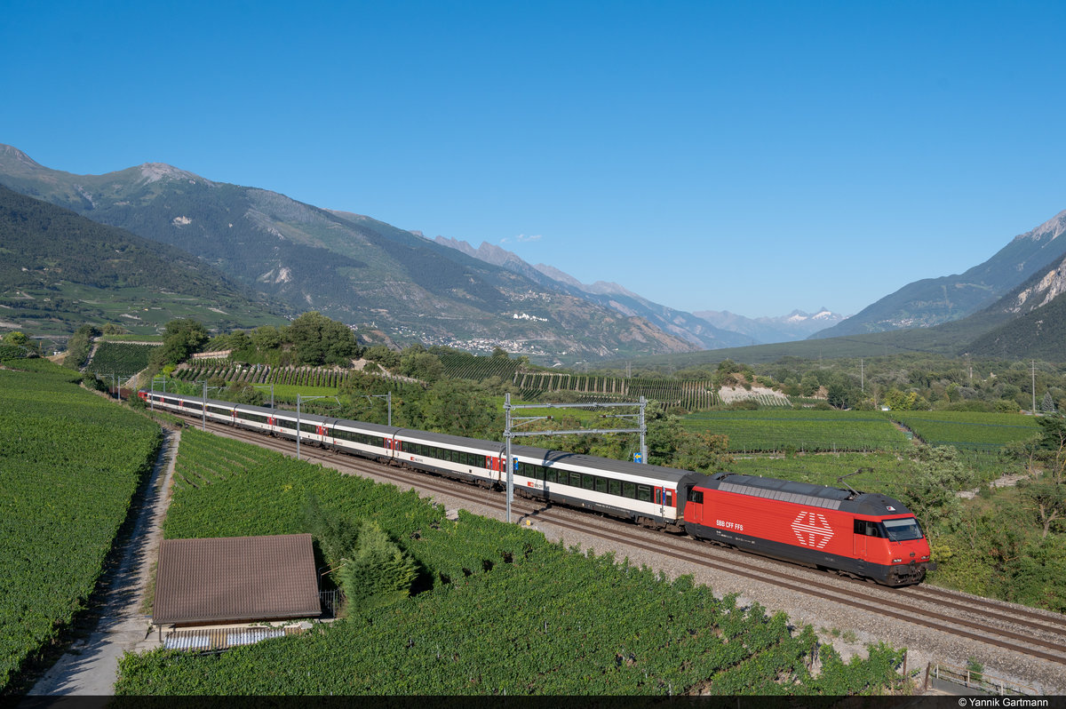 SBB Re 460 058-1 und Re 460 101-9 mit einem EW IV Pendel im Sandwich am 06.08.2020 bei Siders VS