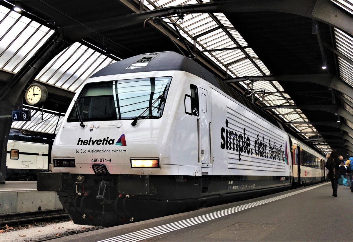 SBB Re 460 071-4  Helvetia: La Sua Assicurazione svizzera  mit EC nach Milano Centrale als Eratzzug auf Gleis 10 im HB Zürich. Samstag, 23. Dezember 2017