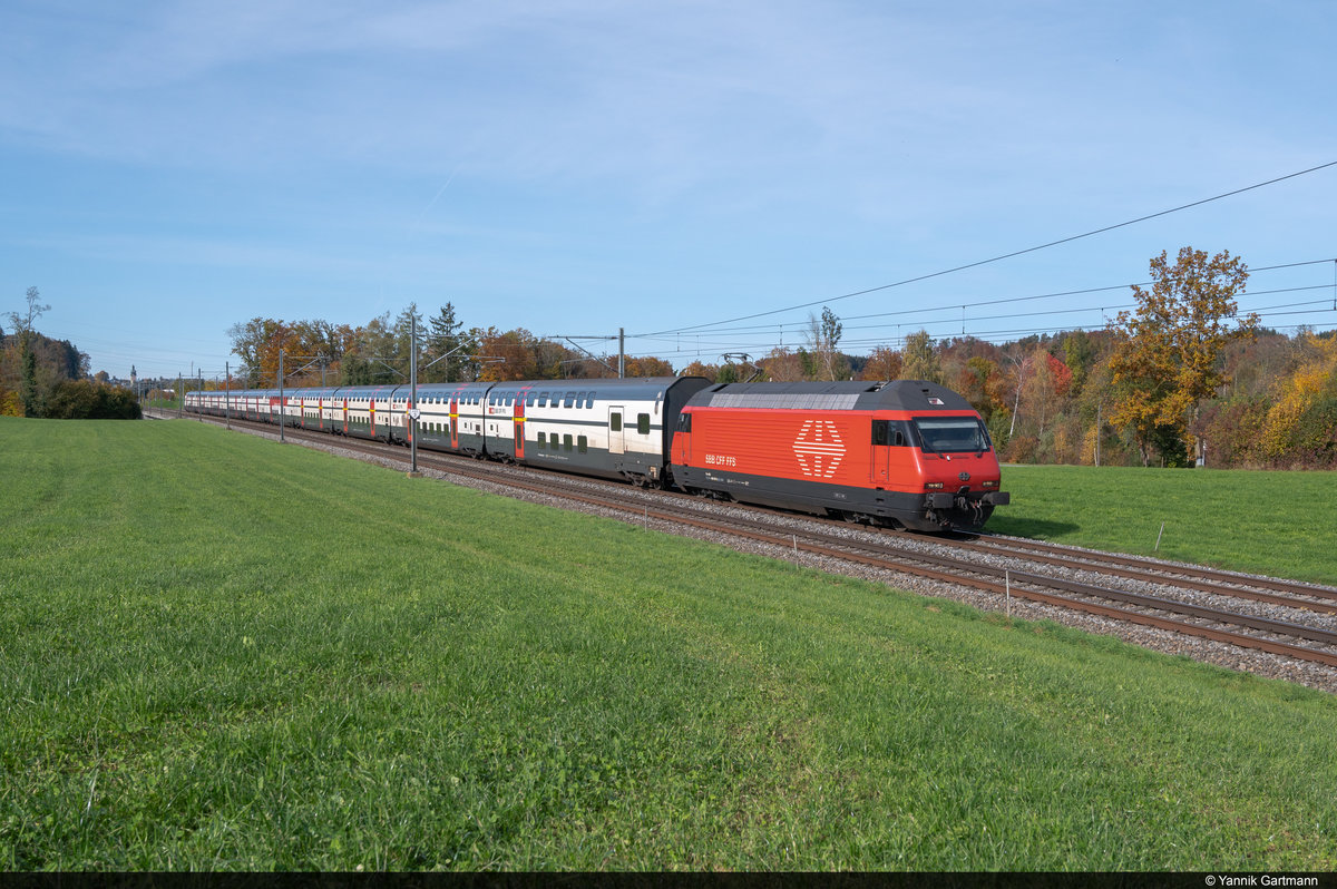 SBB Re 460 076-3  Leventina  wurde hier mit ihrer IC2000 Garnitur am 25.10.2020 in Gossau SG aufgenommen.