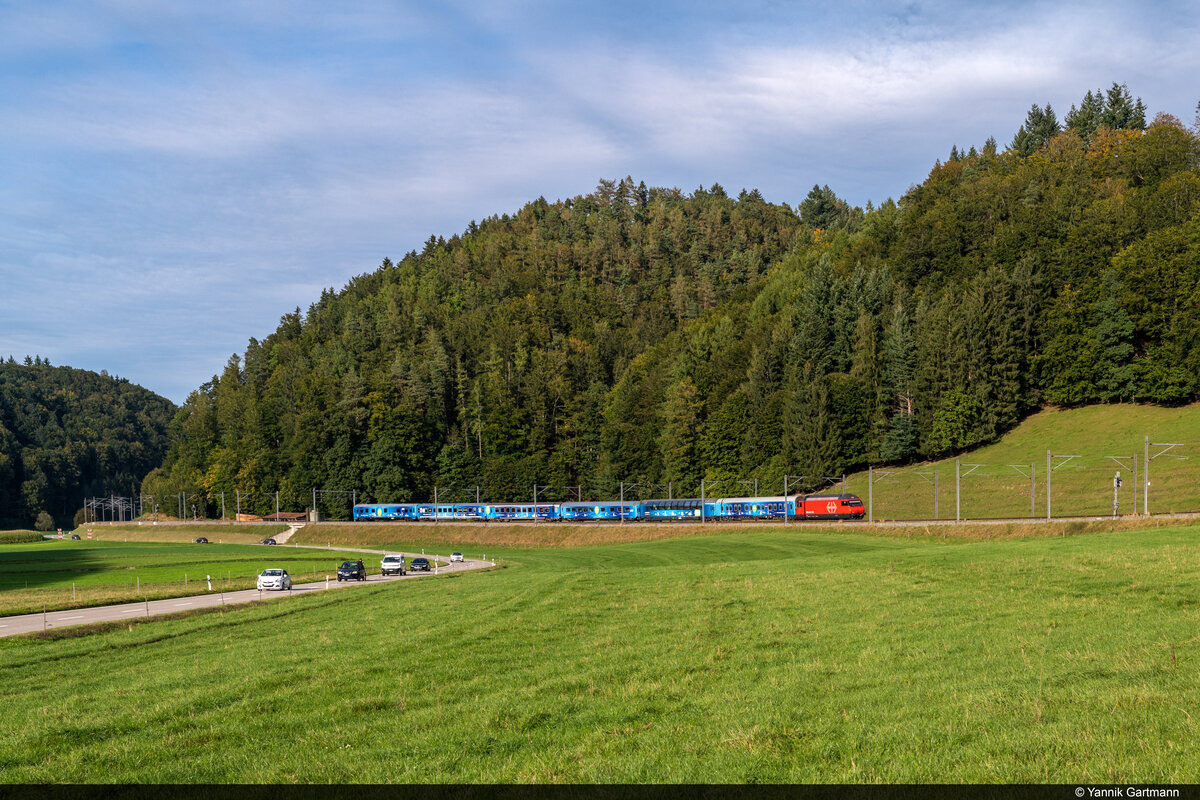 SBB Re 460 087 ist am 27.09.2021 unterwegs mit dem Connecting Europe Express nach Bern und konnte hier in der  Wyningen-Kurve  in Heimiswil, Burgdorf aufgenommen werden
