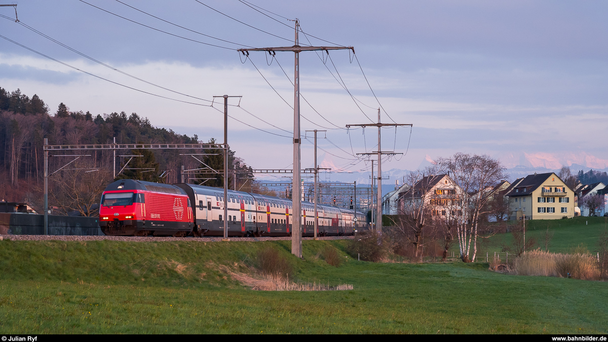 SBB Re 460 103 mit IC am 1. April 2020 in den letzten Sonnenstrahlen zwischen Gümligen und Ostermundigen.