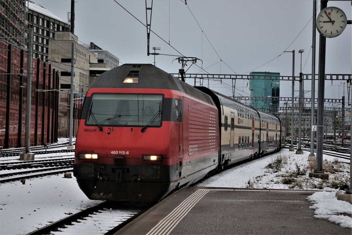 SBB Re 460 112-6  Thurtal  mit einem (halb) defektem Scheinwerfer den HB Zürich. 10. Dezember 2017