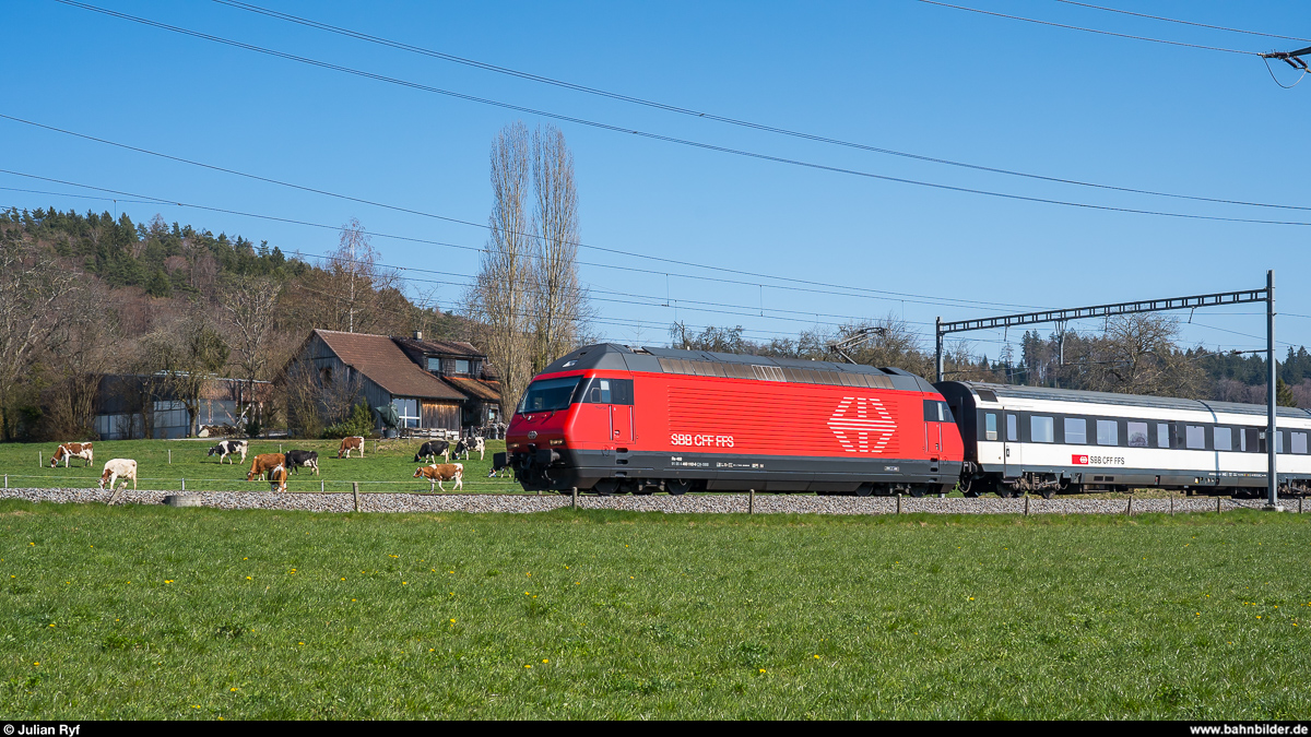 SBB Re 460 112 mit IC am 1. April 2020 zwischen Gümligen und Ostermundigen.
