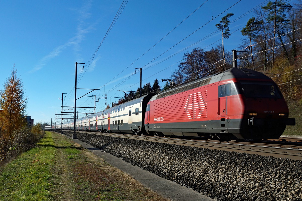 SBB: Re 460 Lokomotiven als Zug - und Zwischenlok im Einsatz auf der alten Stammstrecke bei Roggwil-Wynau am 7. November 2015. Bei der Zuglokomotive handelte es sich um die Re 460 042-5. Nicht erkenn- sondern nur klein ersichtbar links im Bilde ist die Zwischenlok.
Foto: Walter Ruetsch
