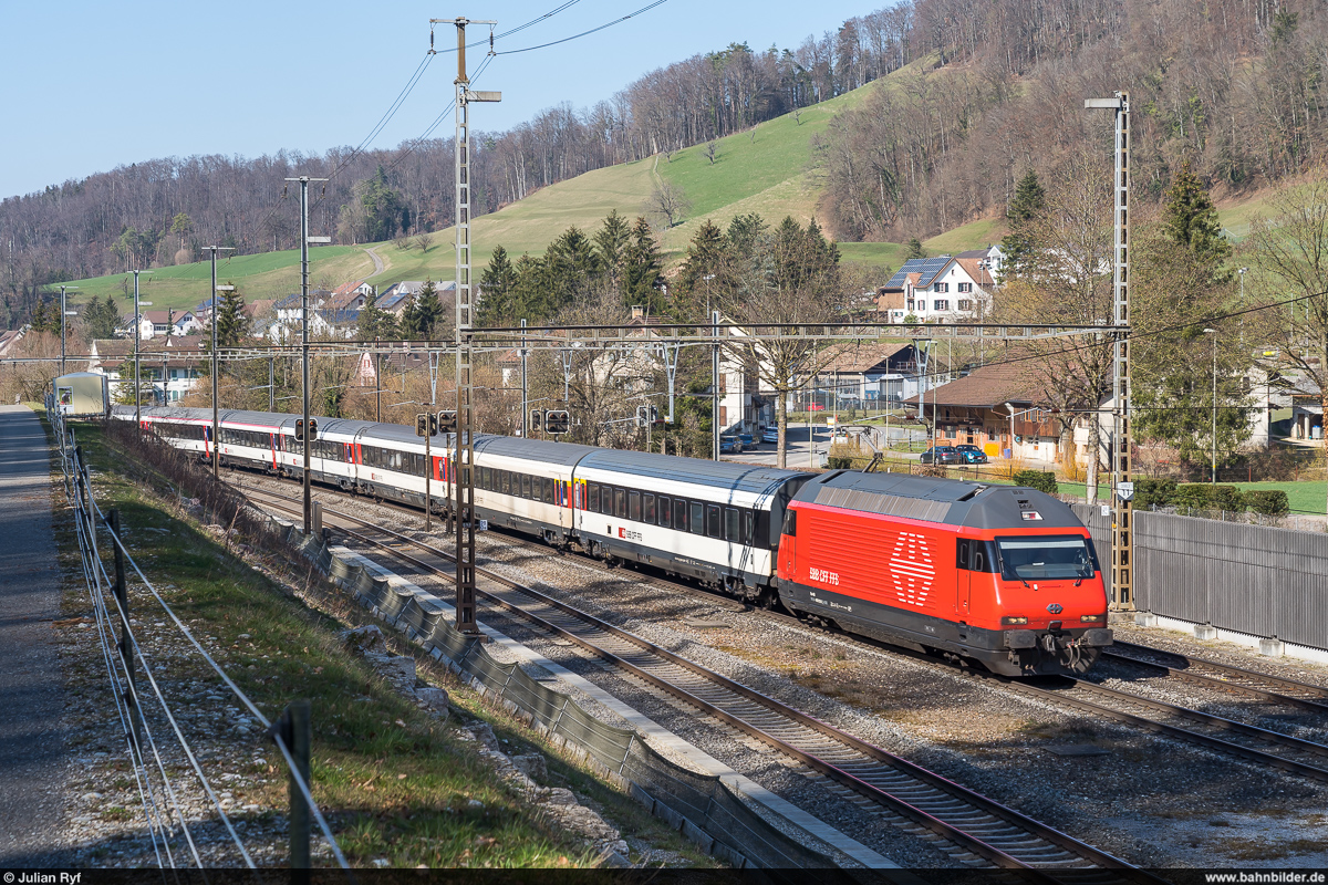 SBB Re 460 mit EW-IV-Pendel als IR27 Basel SBB - Luzern am 6. März 2021 bei Tecknau.