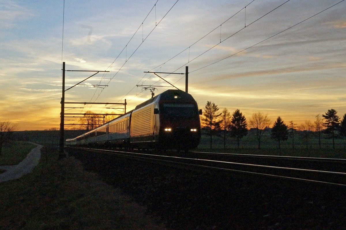 SBB: Re 465 mit IR Biel-Konstanz in der Abenddämmerung bei Niederbipp am 22. Dezember 2014.
Foto: Walter Ruetsch