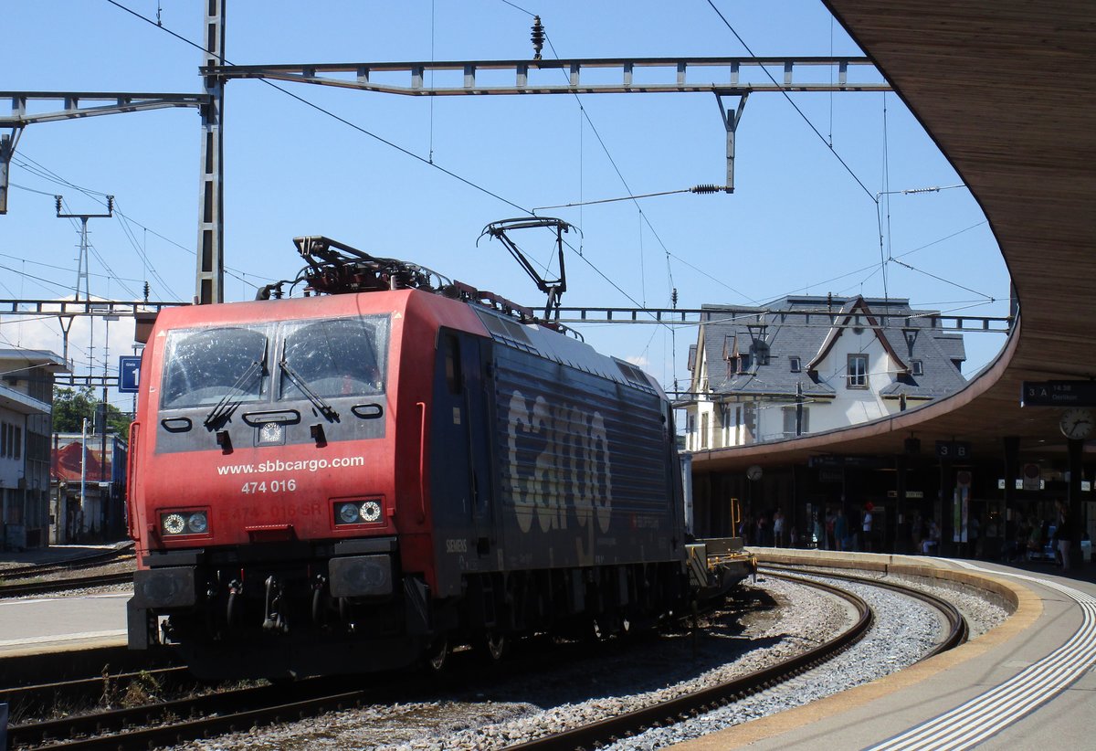 SBB Re 474 016 machte am 29. Mai 2017 mit einem Kontainerzug einen kurzen Halt auf Gleis 2 im Bahnhof Bülach.