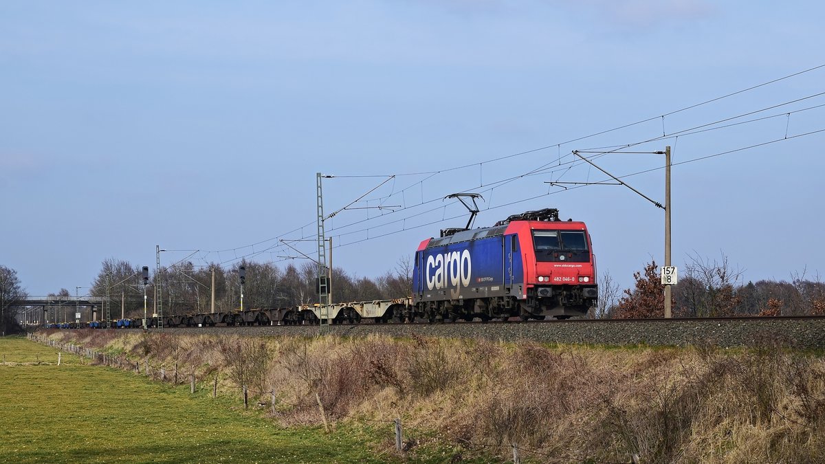 SBB Re 482 046, vermietet an LOCON, mit leeren Containertragwagen in Richtung Osnabrück (Hüde, 15.03.18).