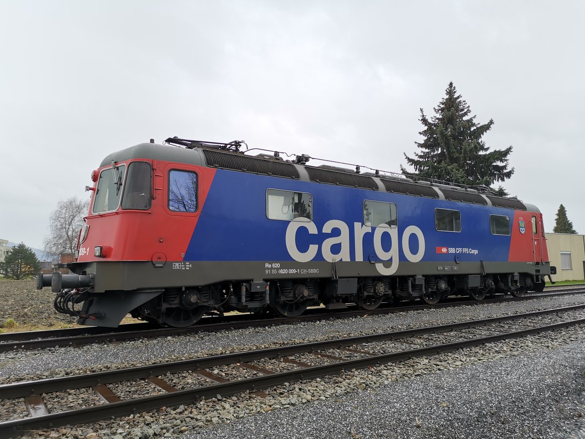 SBB Re 620 009  Uzwil  steht am 29.01.2020 im Gütergleis in Widnau. Die Lok hat am Mittag einen Hastag Kieszug nach Heerbrugg gebracht, danach wird der gesamte Zug mit Lok nach Widnau zur SAW geschoben