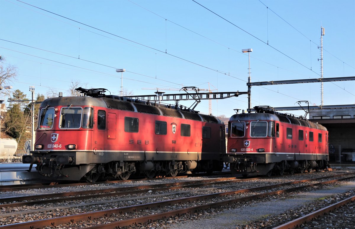 SBB Re 620 022-4 (SBB Re 6/6 Nr. 11622)  Suhr  abgestellt auf dem Abstellgleis im Bf. Bülach. Links: Die SBB Re 620 040-6 (SBB Re 6/6 Nr. 11640)  Münchenstein  verlässt im Bild als Lokzug den Bahnhof Bülach in Richtung Eglisau.