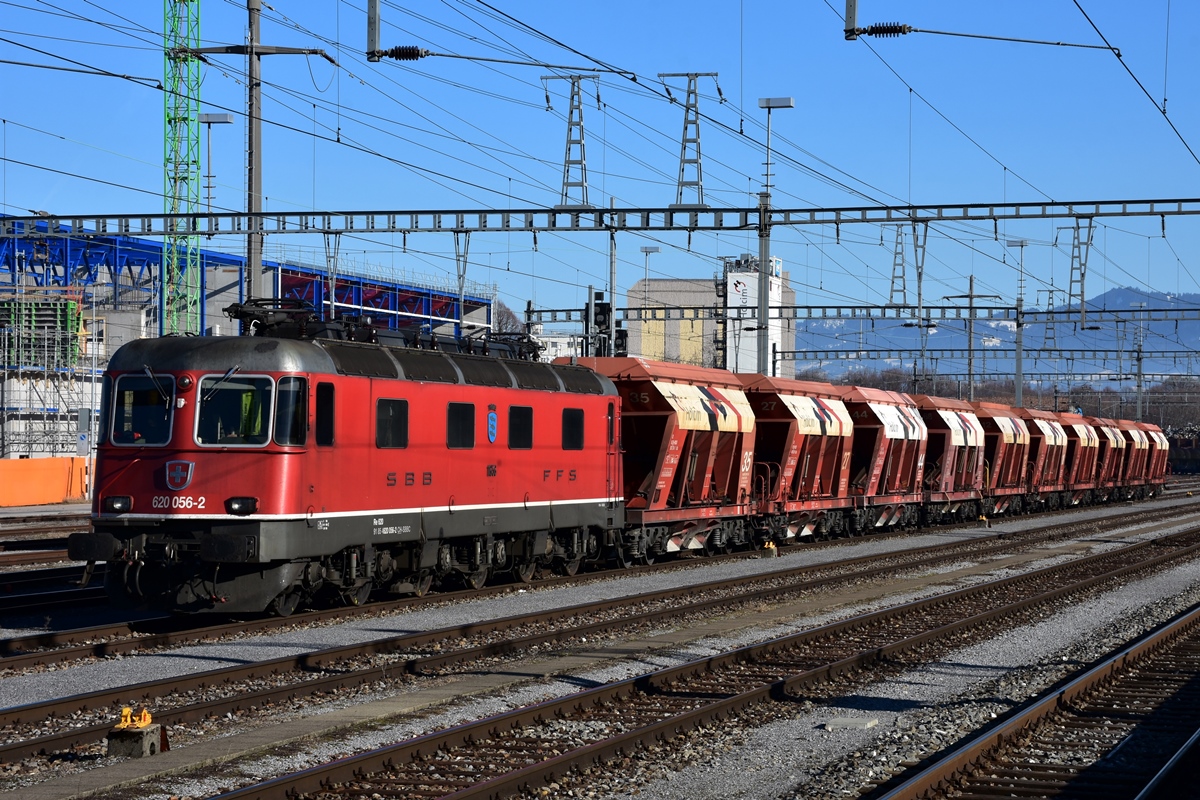 SBB Re 620 056 steht mit einem Kieszug in St. Margrethen [15.02.2019].