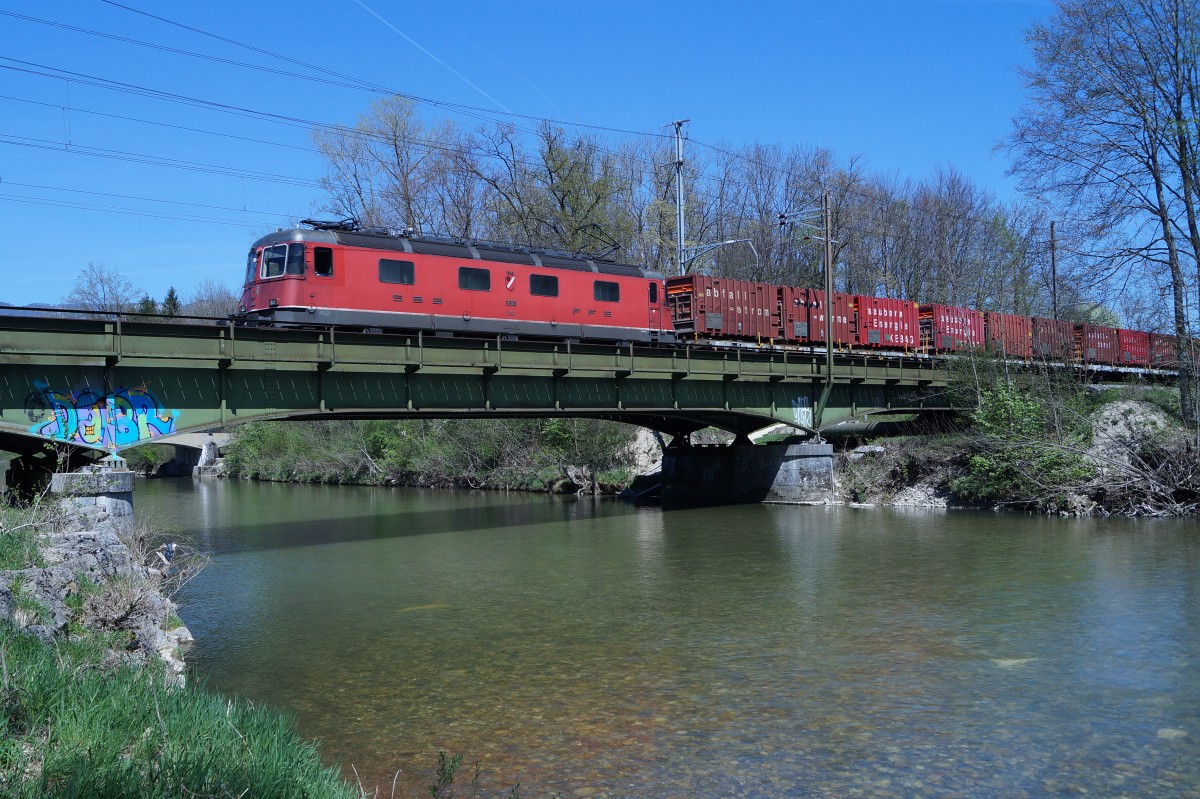 SBB: Re 6/6 11606  TURGI  mit Kehrichtzug beim Passieren der Emmenkanalbrücke bei Zuchwil am 21. April 2015.
Foto: Walter Ruetsch 