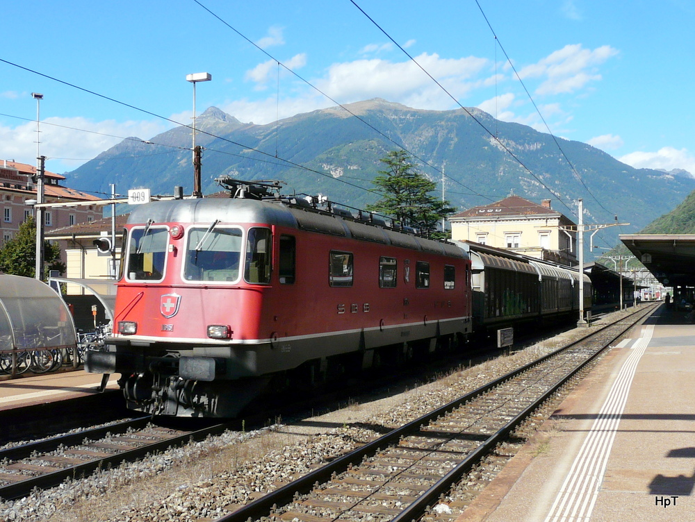 SBB - Re 6/6 11615 mit Gterzug bei der durchfahrt im Bahnhof Bellinzona am 18.09.2013