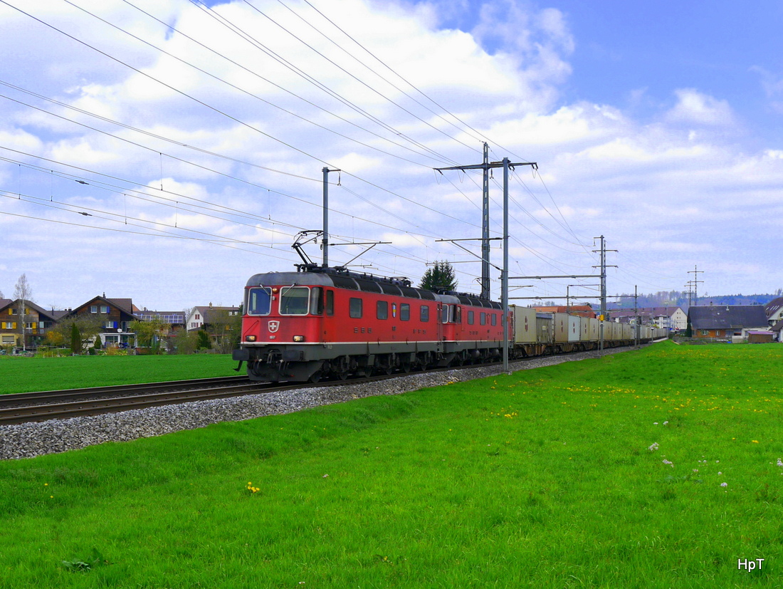 SBB - Re 6/6 11617 mit Re 6/6  11657 vor Güterzug unterwegs bei Lyssach am 18.04.2015