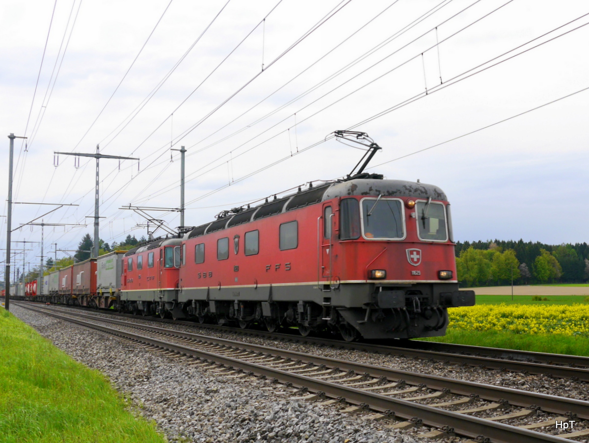 SBB - Re 6/6 11629 mit Re 4/4 11326 mit Güterzug unterwegs bei Lyssach am 30.04.2016