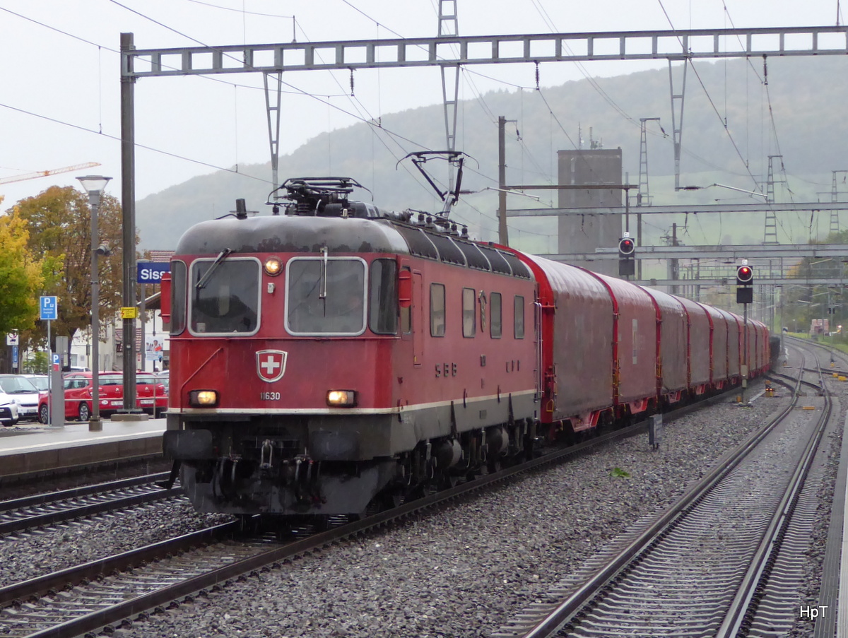 SBB - Re 6/6  11630 mit Güterzug bei der durchfahrt im Bahnhof Sissach am 06.10.2015