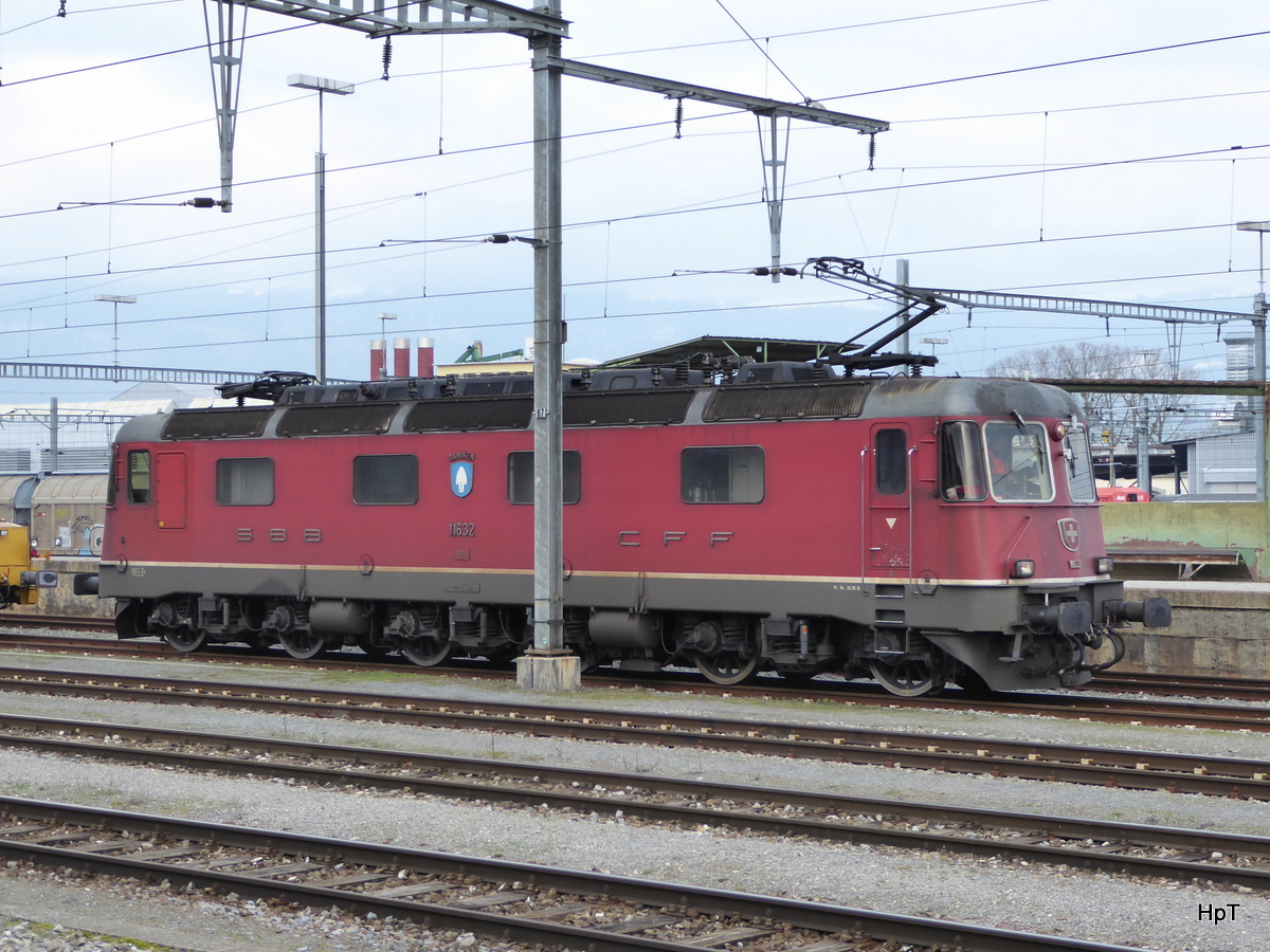 SBB - Re 6/6  11632 abgestellt im Bahnhofsareal in Yverdon les Bains am 18.02.2016
