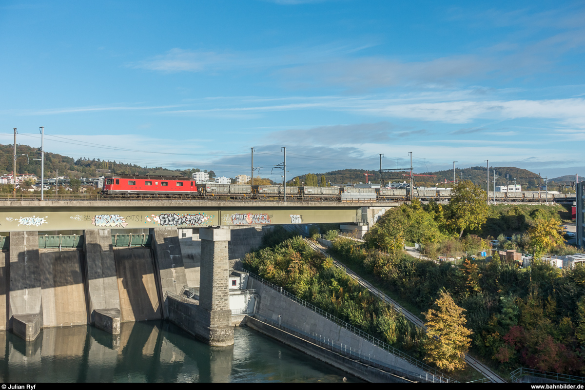 SBB Re 6/6 11637  Sonceboz-Sombeval  überquert am 24. Oktober 2018 mit einem Aushubzug vom neuen Gubristtunnel nach Wildegg die Limmatbrücke bei Wettingen.