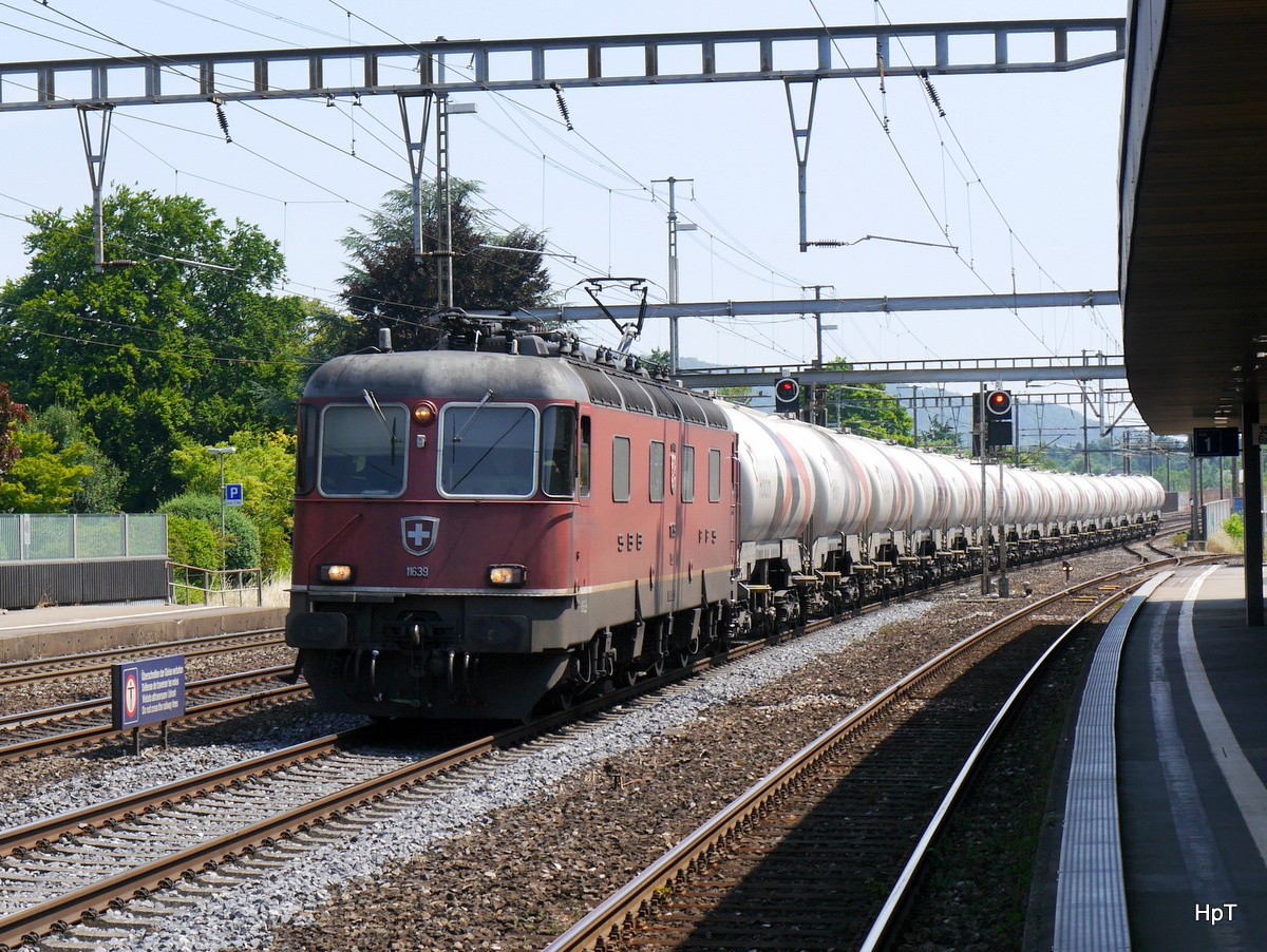 SBB - Re 6/6 11639 mit Güterwagen bei der durchfahrt in Rupperswil am 11.07.2015