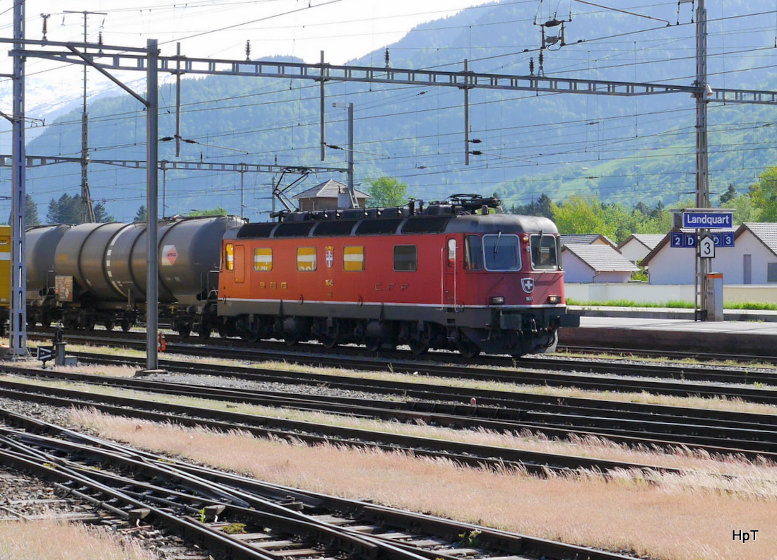 SBB - Re 6/6  11645 mit Güterwagen unterwegs in Landquart am 07.05.2015