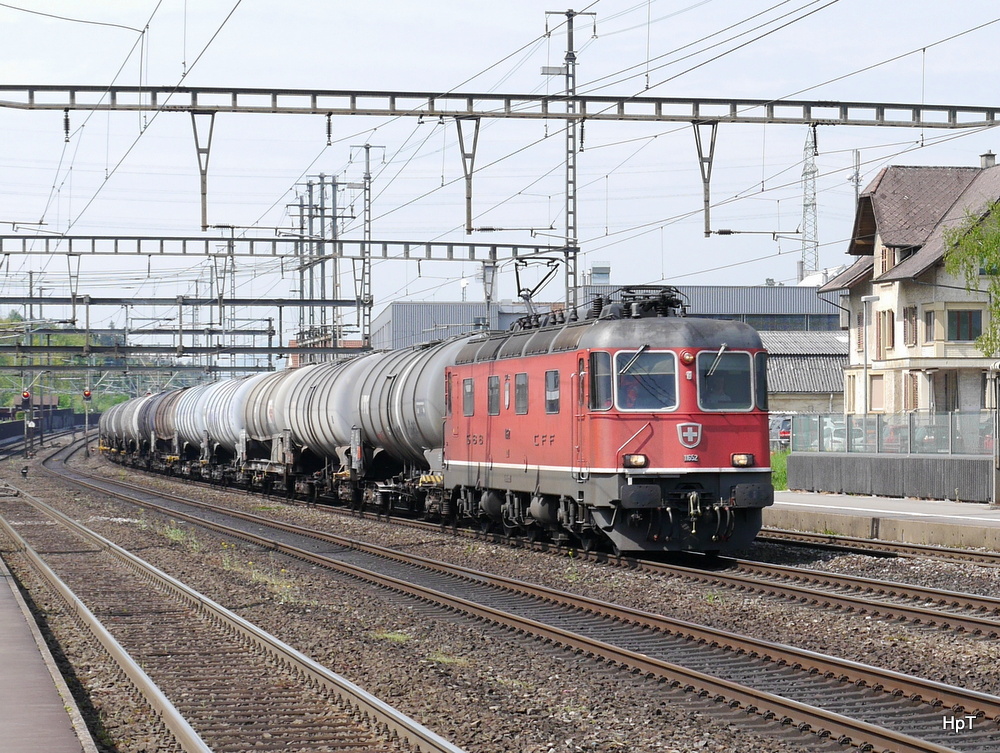 SBB - Re 6/6  11652 mit Güterzug bei der durchfahrt im Bahnhof Rupperswil am 25.04.2014