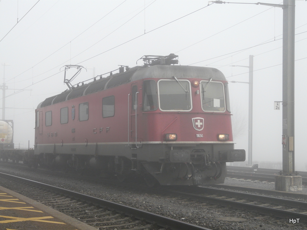 SBB - Re 6/6  11656 im Nebel im Bahnhof Lupfig am 31.12.2013
