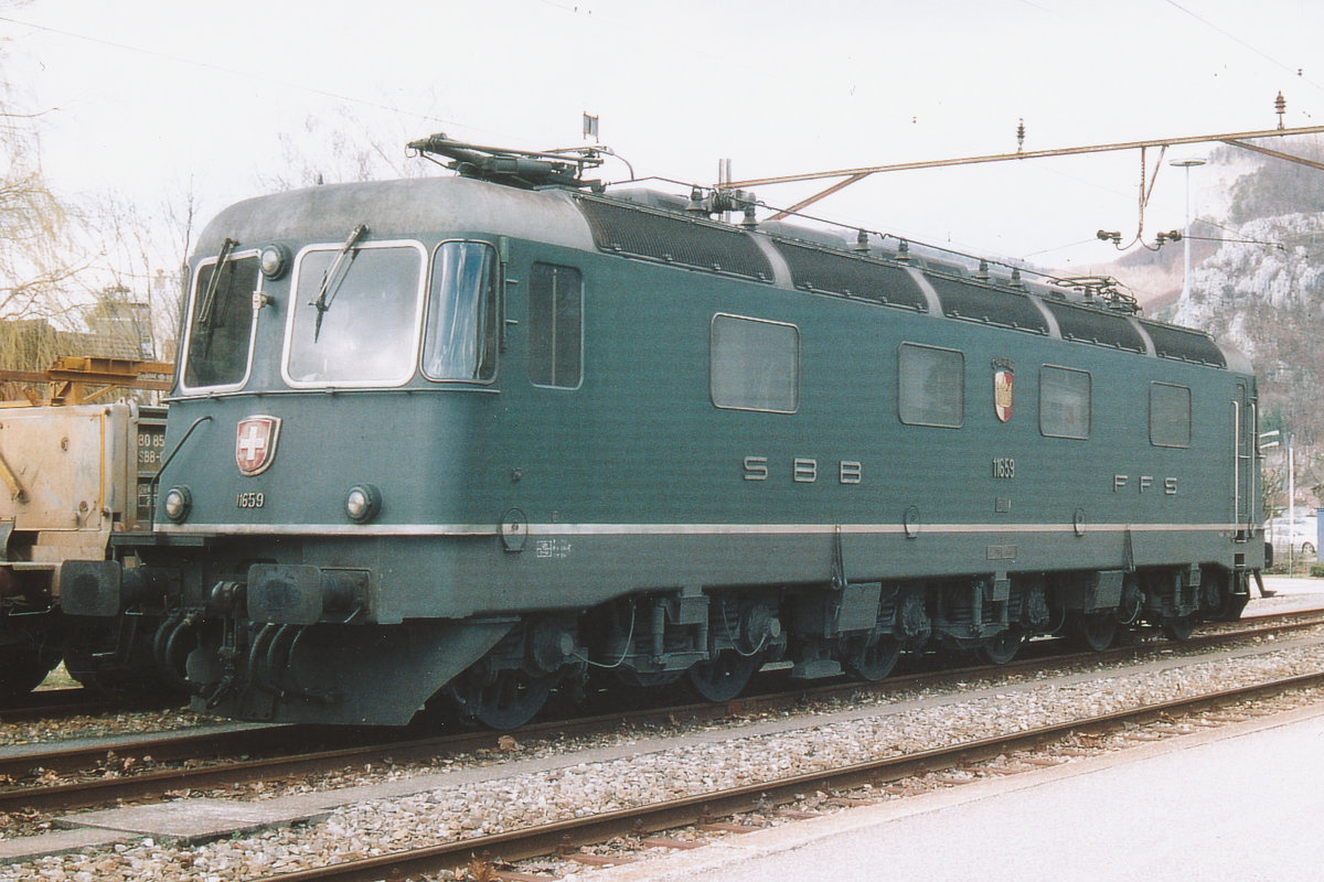 SBB: Re 6/6 11659 Chavornay in Oensingen auf den nächsten Einsatz wartend am 31. März 2006.
An diesem Morgen brachte die Chavornay den für das Tanklager Oberbipp bestimmte Ölzug nach Niederbipp.  
Foto: Walter Ruetsch