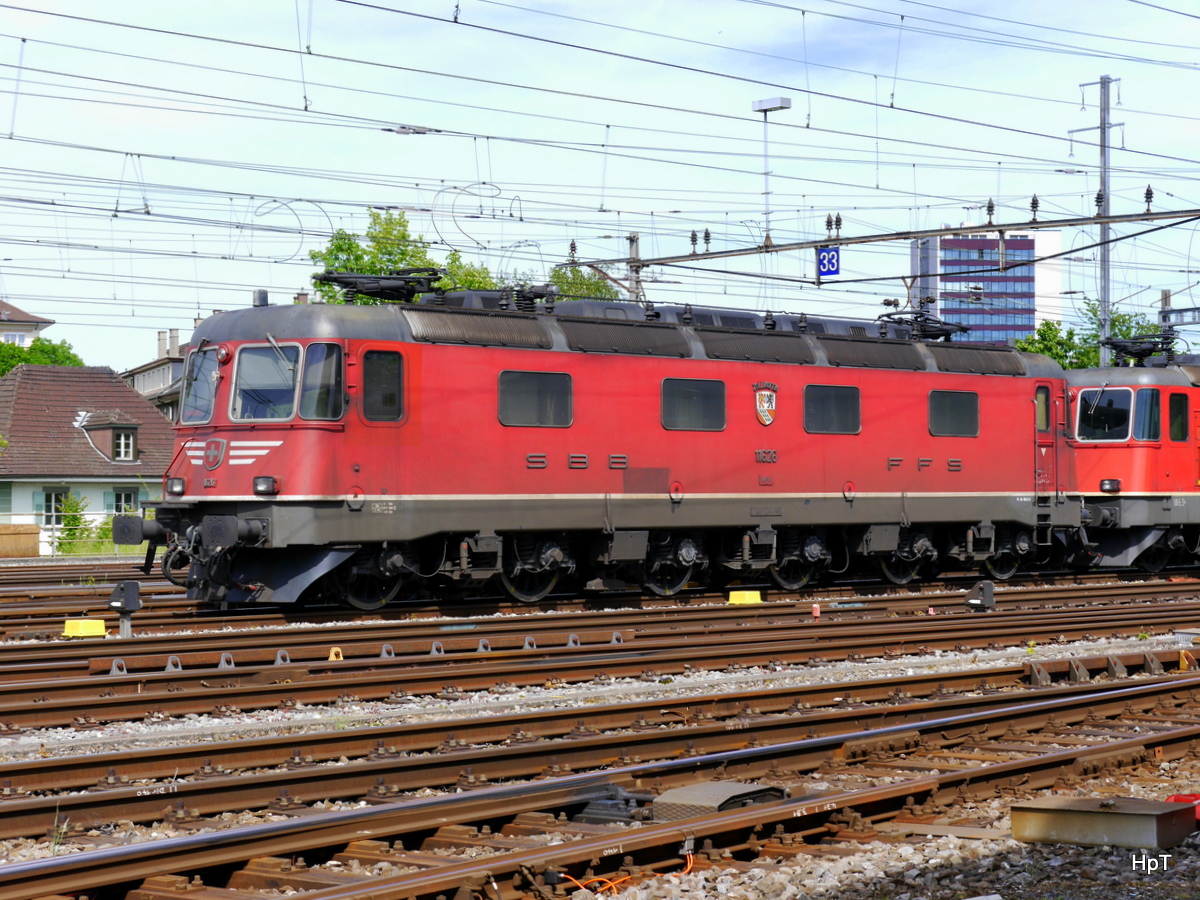 SBB - Re 6/6 116626 abgestellt im Bahnhofsareal in Biel am 21.05.2016