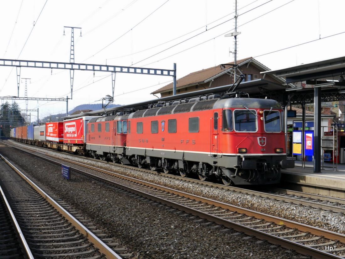 SBB - Re 6/6  11671 und Re 4/4 11163 vor Güterzug bei der durchfahrt in Sissach am 07.03.2015