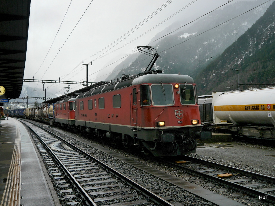 SBB - Re 6/6 11676 mit Re 4/4 im Bahnhof Erstfeld am 27.02.2015