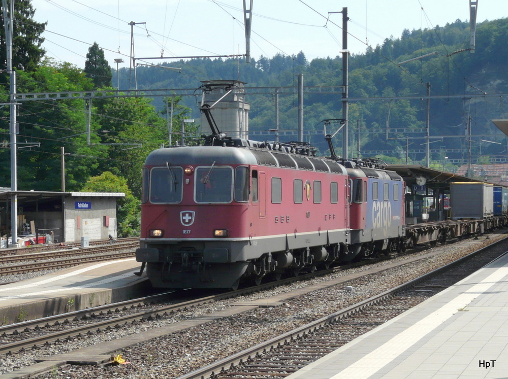 SBB - Re 6/6 11677 mit 420 ... vor Güterzug bei der durchfahrt im Bahnhof Burgdorf am 10.08.2014