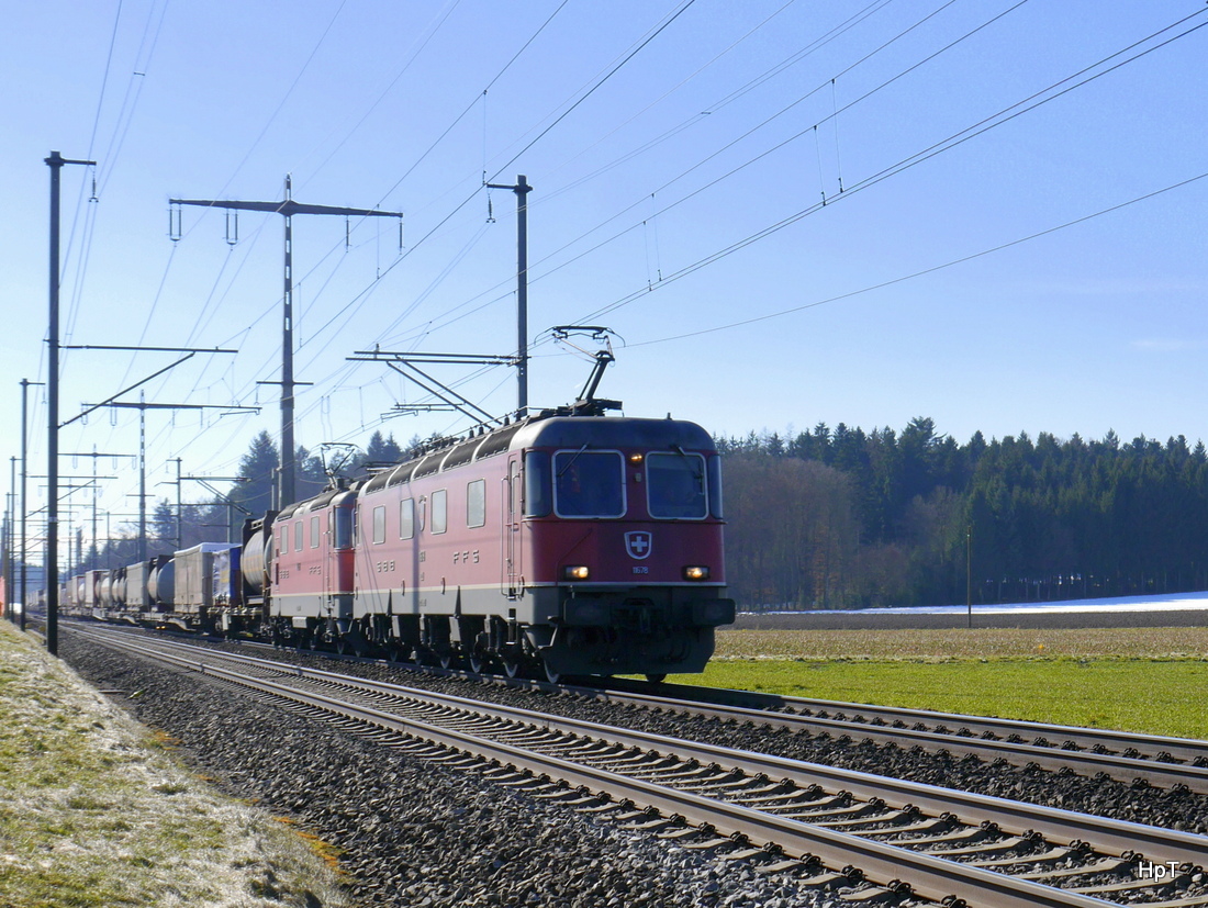 SBB - Re 6/6  11678 mit Re 4/4 vor Güterzug unterwegs bei Lyssach am 26.02.2015