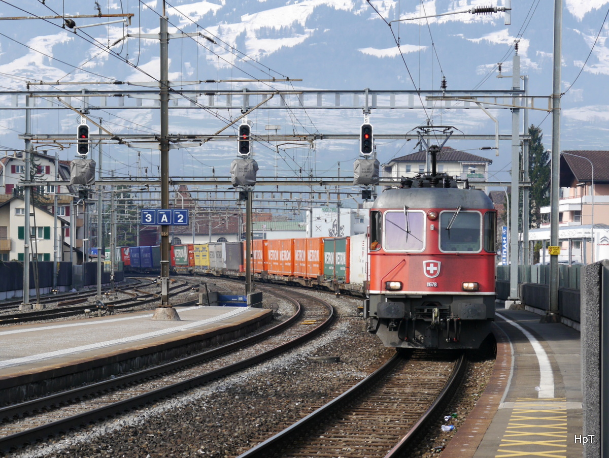 SBB - Re 6/6 11678 mit Güterzug bei der einfahrt im Bahnhof Schwyz am 27.02.2016