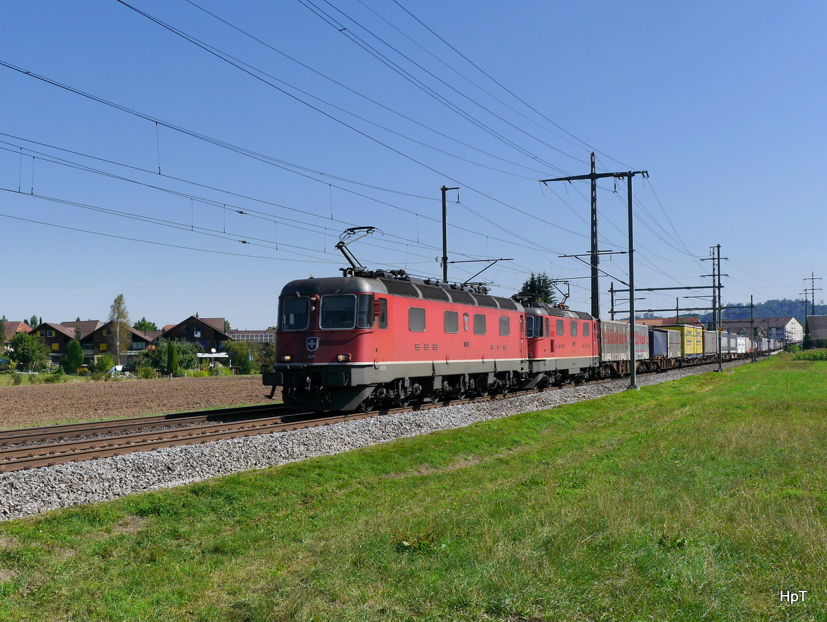 SBB - Re 6/6  11679 mit Re 4/4  11322 unterwegs bei Lyssach am 22.08.2015