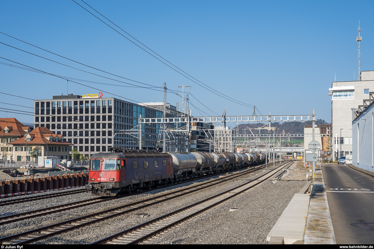 SBB Re 6/6 11679  Cadenazzo  mit dem nachmittäglichen Güterzug Reuchenette-Péry - Bern Weyermannshaus am 9. April 2020 in Bern Wyler.