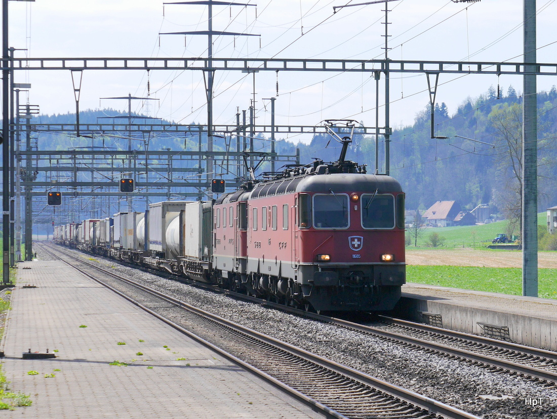 SBB - Re 6/6  11685 mit Re 4/4 vor Güterzug bei Riedtwil am 19.04.2015