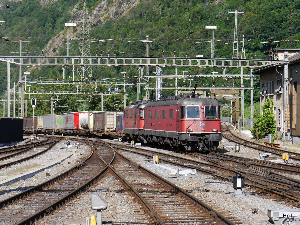 SBB - Re 6/6  11685 mit Re 4/4  11140 vor Güterzug bei der einfahrt in den Bahnhof Brig am 19.07.2015
