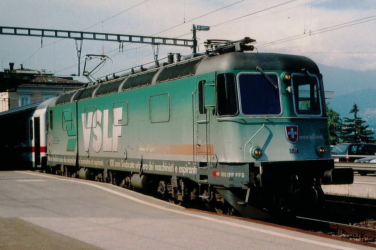 SBB: Re 6/6 11689  GERRA-GAMBAROGNO  mit einem DB EC bei einem Zwischenhalt in Lugano im August 2001.
Foto: Walter Ruetsch