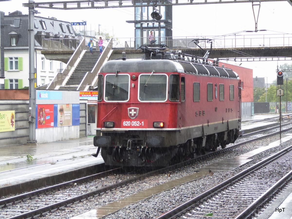 SBB - Re 6/6  620 052-1 unterwegs bei Regen bei der einfahrt im Bahnhof Thalwil am 14.09.2017
