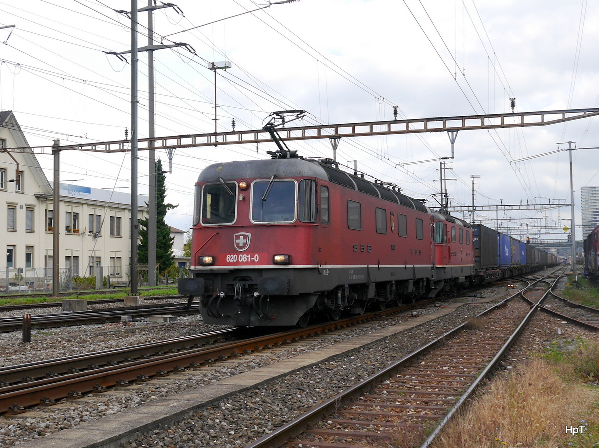 SBB - Re 6/6 620 061-2 mit Re 4/4  420 294-1 vor Güterzug unterwegs bei Prattelen am 28.10.2017