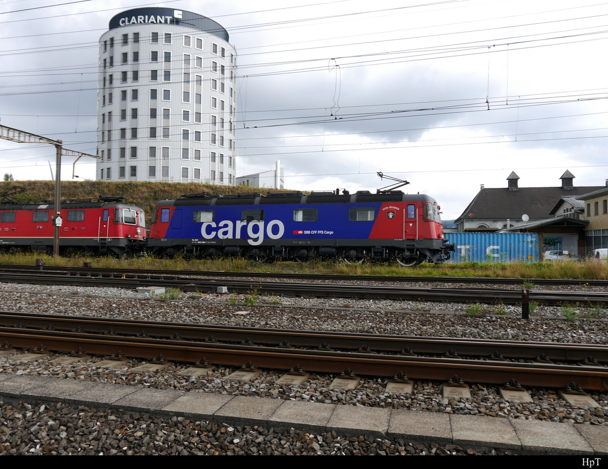 SBB - Re 6/6  620 068-7 mit Re 4/4  420 vor Güterzug unterwegs in Prattelen am 21.07.2018