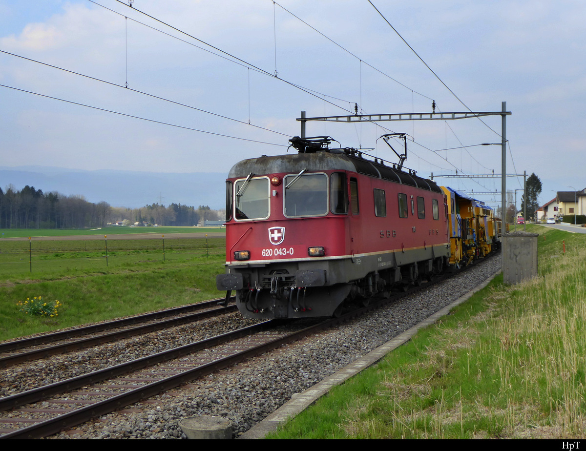 SBB - Re 6/6  620 043-0 vor Güterzug unterwegs in Busswil am 12.04.2019